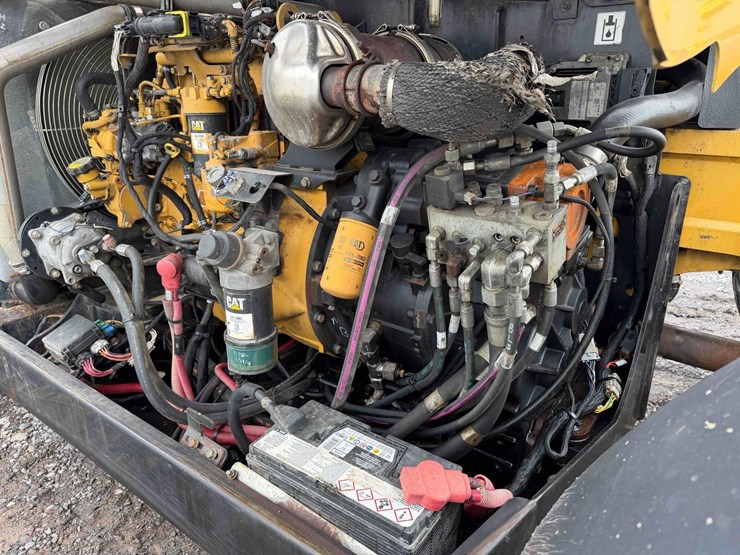 2013-caterpillar-tl943c-image-22