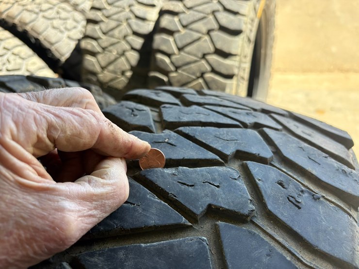 #42066-•-lot-of-(4)-lt275/65r20-tires-image-5