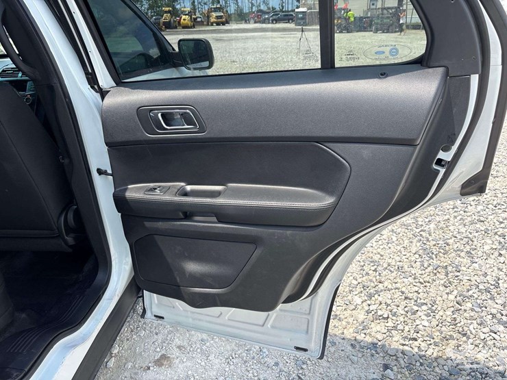 2016-ford-explorer-image-19