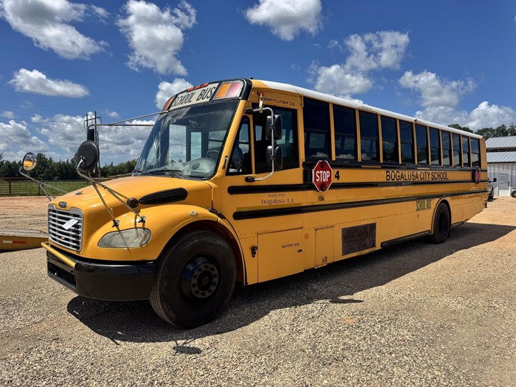 2010-freightliner-b2-image-1