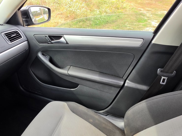 #25322-•-2017-volkswagen-jetta-passenger-car-image-40