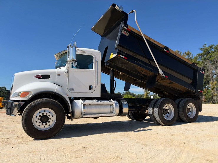 2021-peterbilt-348-image-1