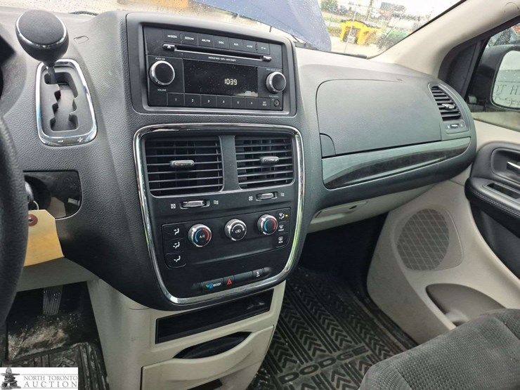 2017-dodge-grand-caravan-sxt-image-12