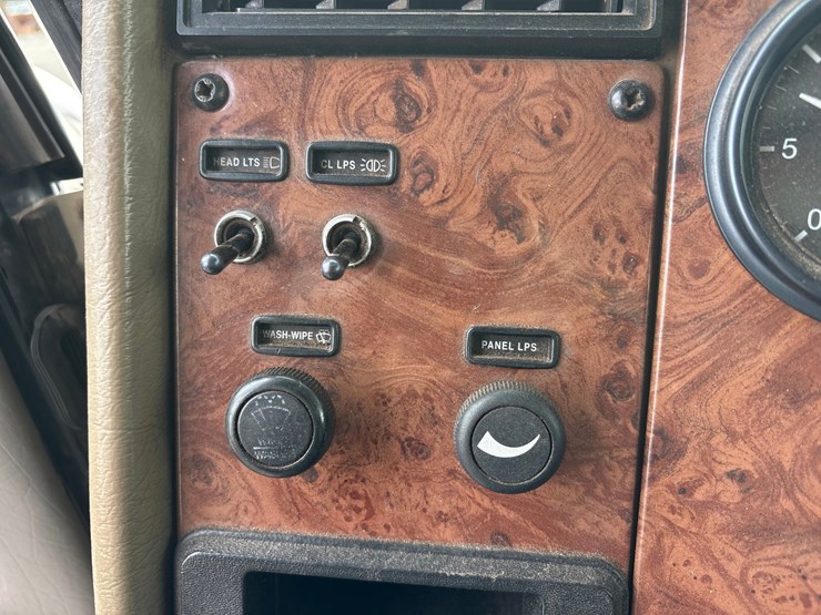2007-peterbilt-335-image-49