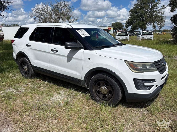2016-ford-explorer-image-2
