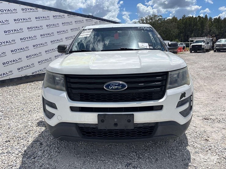2016-ford-explorer-image-26