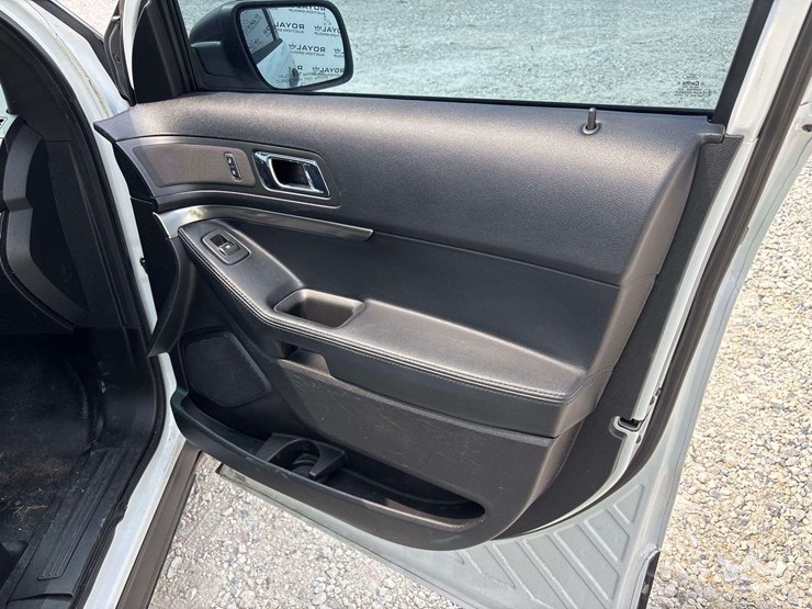 2016-ford-explorer-image-22