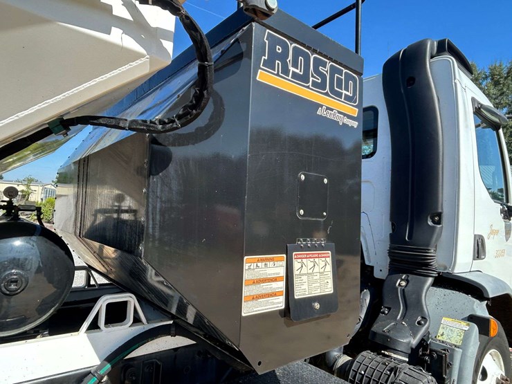 2015-peterbilt-220-image-11