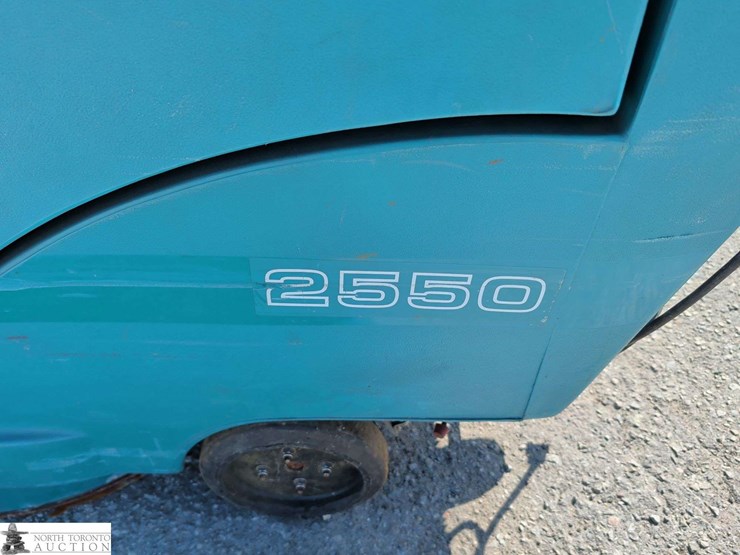 non-operable-tennant-2550-floor-scrubber-image-9