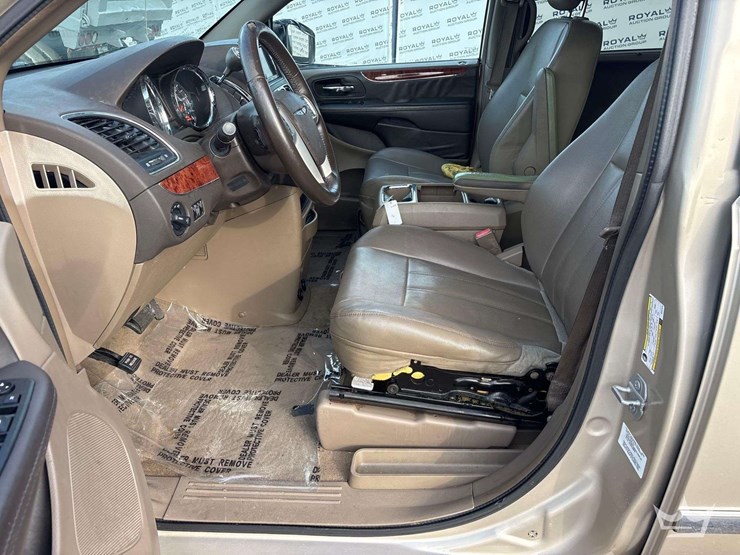 2014-chrysler-town-&-country-image-11