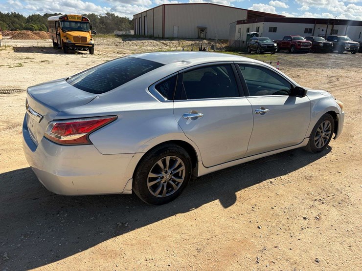 2015-nissan-altima-4-door-sedan-(270,918-miles)-image-3