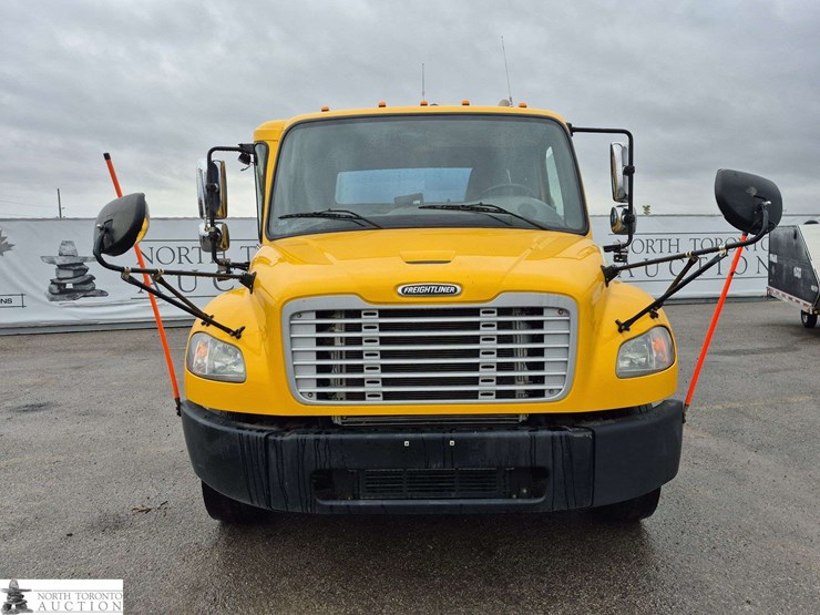 2018-freightliner-m2-106-image-2
