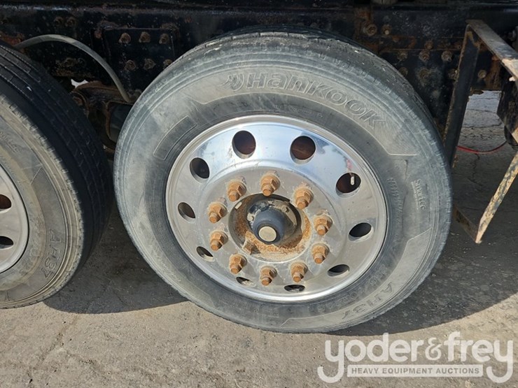 2019-freightliner-122sd-image-14