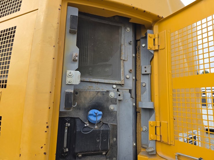 2017-deere-245g-lc-image-43