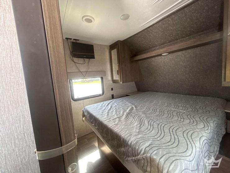 2019-28ft-keystone-coleman-toy-hauler-t/a-travel-trailer-image-7