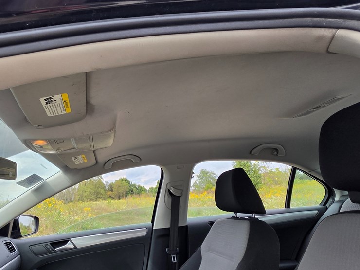 #25322-•-2017-volkswagen-jetta-passenger-car-image-37