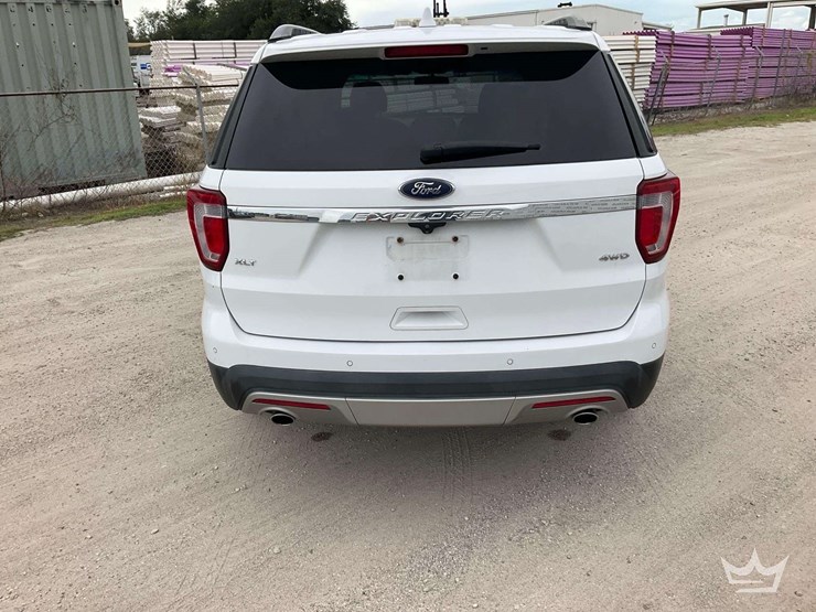 2017-ford-explorer-image-32