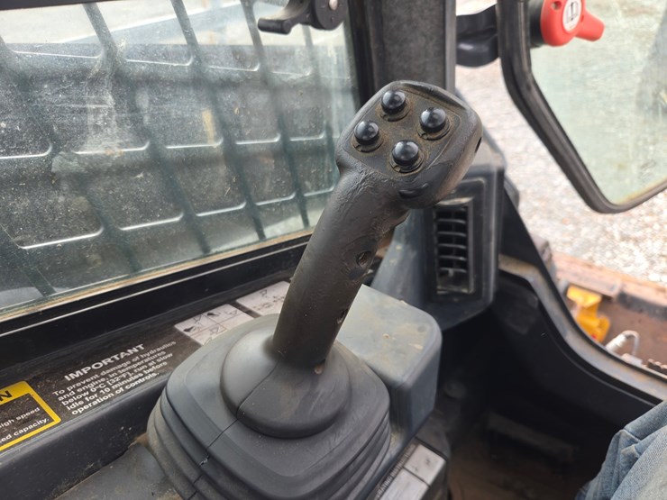 2020-deere-331g-image-40