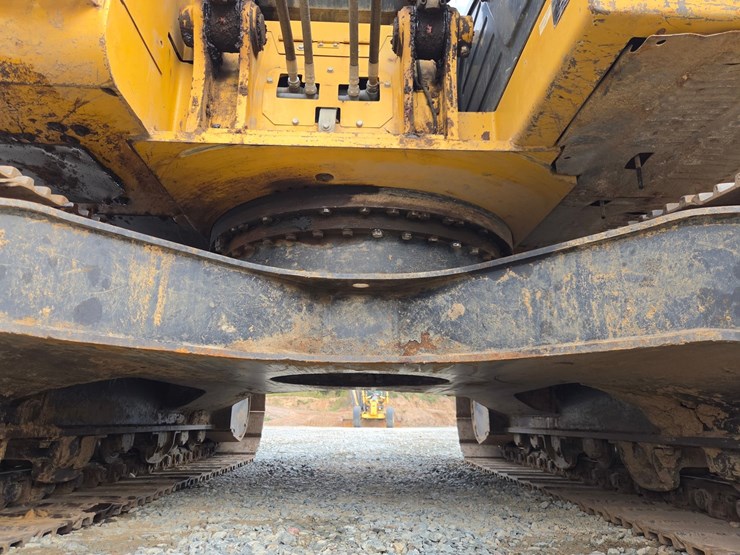 2017-deere-245g-lc-image-54