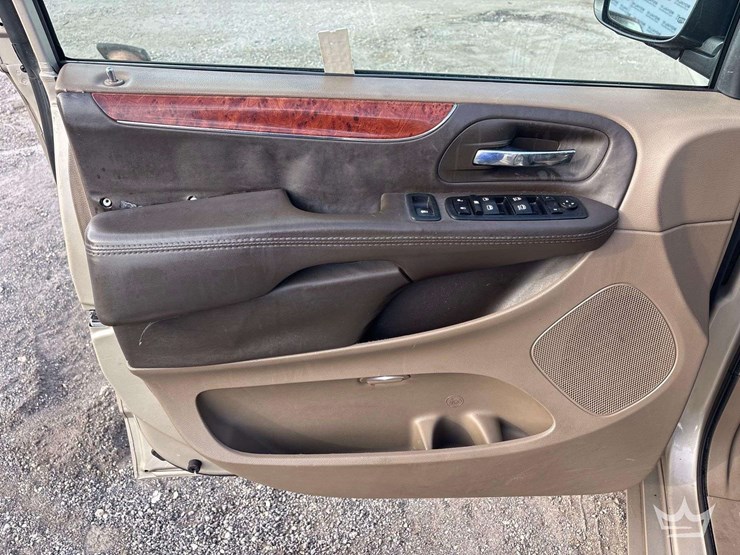 2014-chrysler-town-&-country-image-10