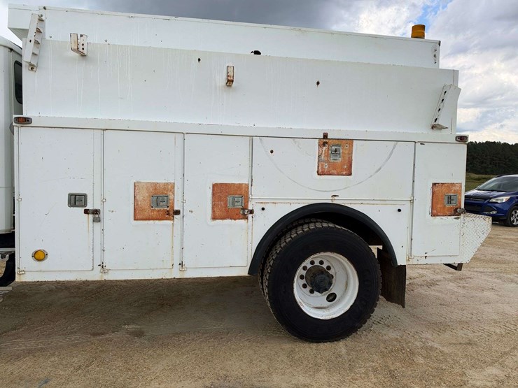 2003-freightliner-fl70-image-15
