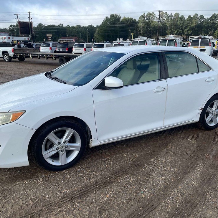 2014 Toyota Camry LE 4 Door Sedan (170,014 Miles)