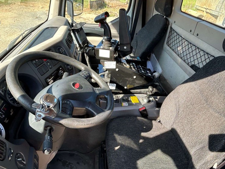 2015-peterbilt-220-image-39