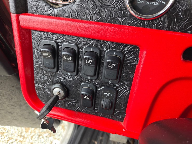 #1408-•-2014-peterbilt-388-sleeper-cab-truck-tractor-image-70