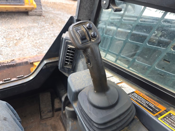 2020-deere-331g-image-41