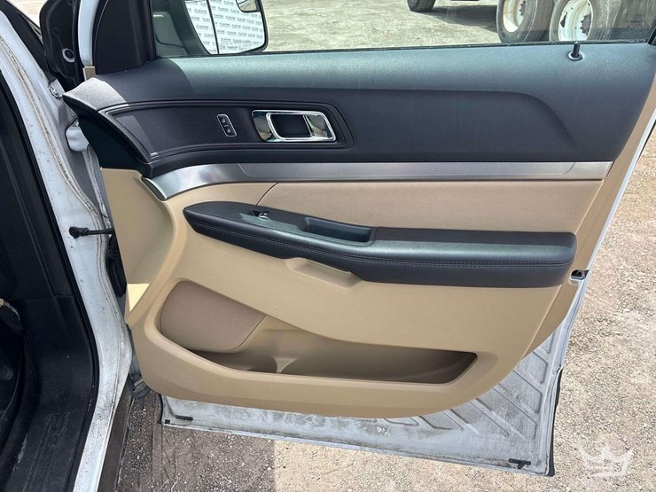 2016-ford-explorer-image-19