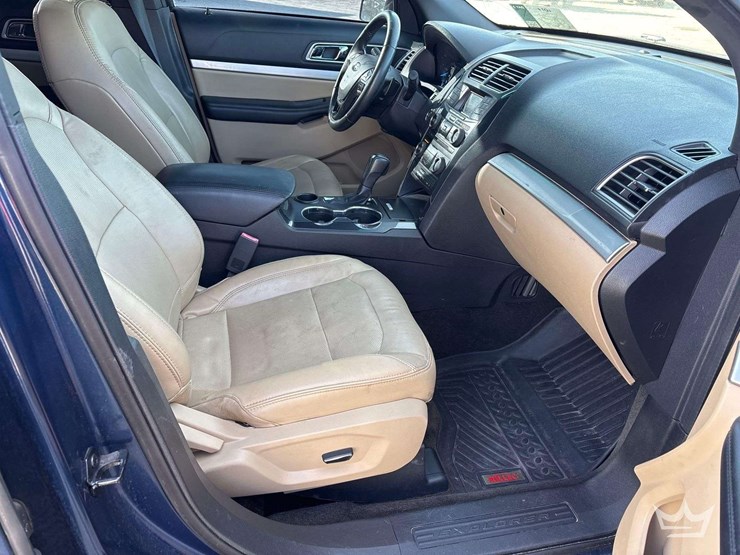 2017-ford-explorer-image-25