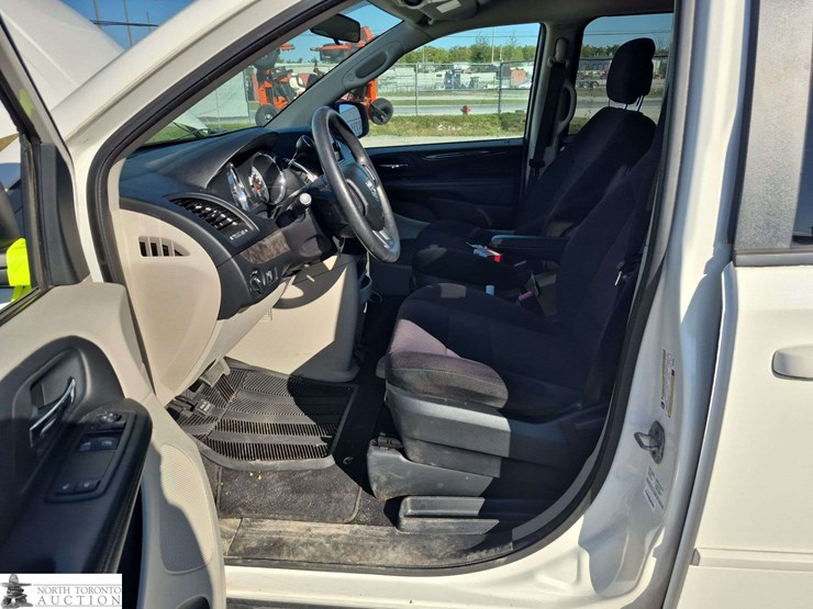2011-dodge-grand-caravan-se-image-10