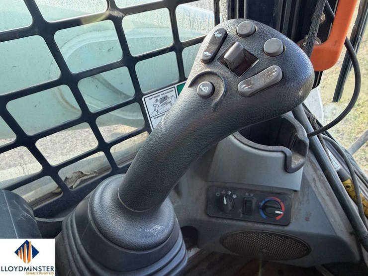 2015-bobcat-s570-image-15