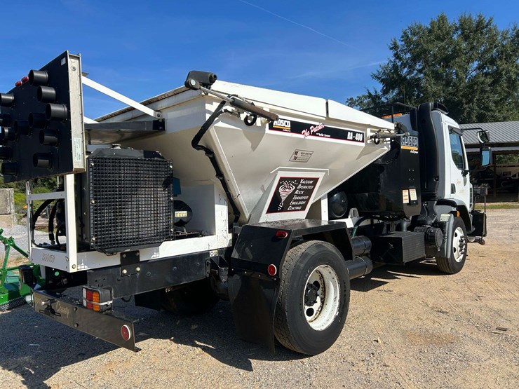 2015-peterbilt-220-image-42