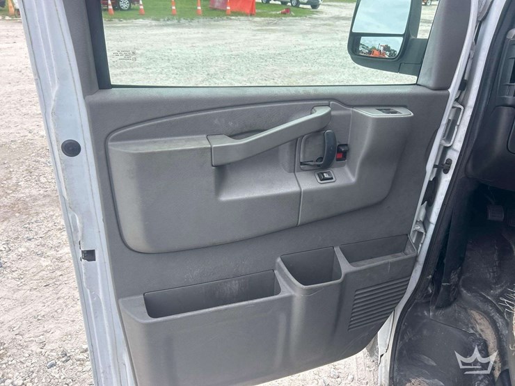 2017-chevrolet-express-g2500-image-14
