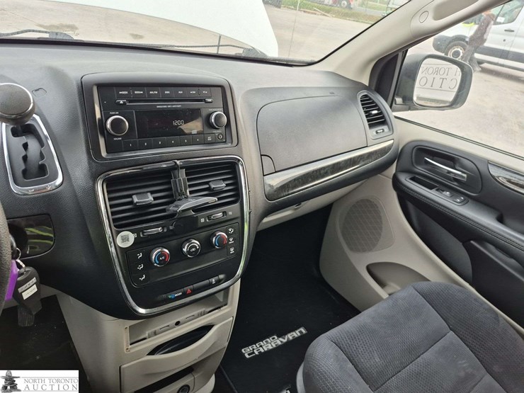 2014-dodge-grand-caravan-sxt-image-12