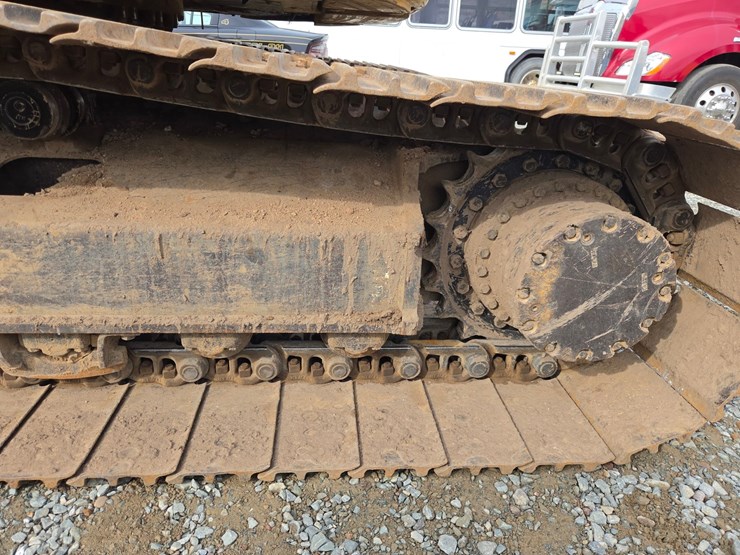 2017-deere-245g-lc-image-70