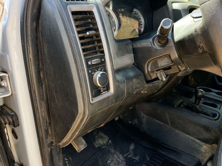 2015-dodge-3500-image-13