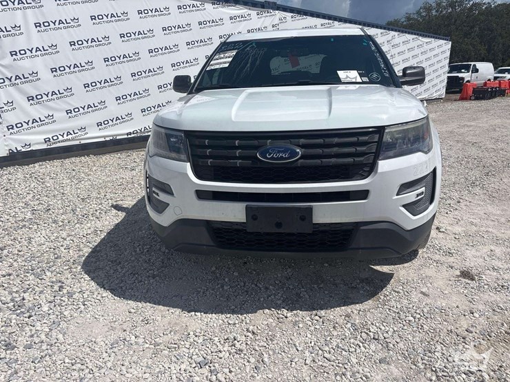 2016-ford-explorer-image-25
