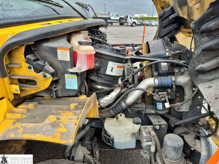 2018-freightliner-m2-106-image-9