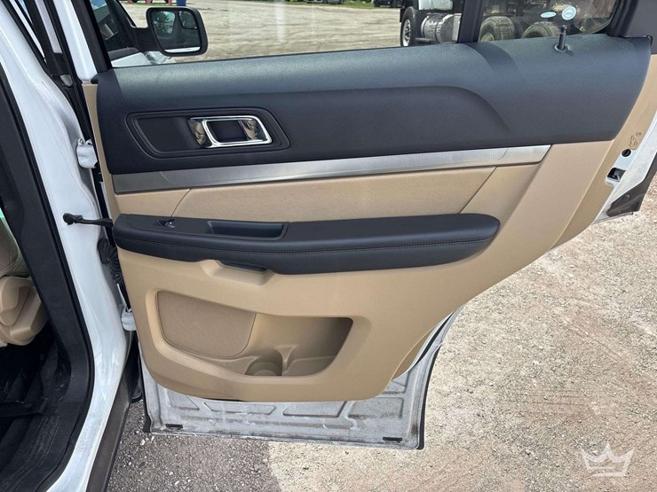 2016-ford-explorer-image-23