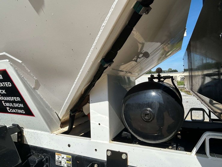 2015-peterbilt-220-image-50