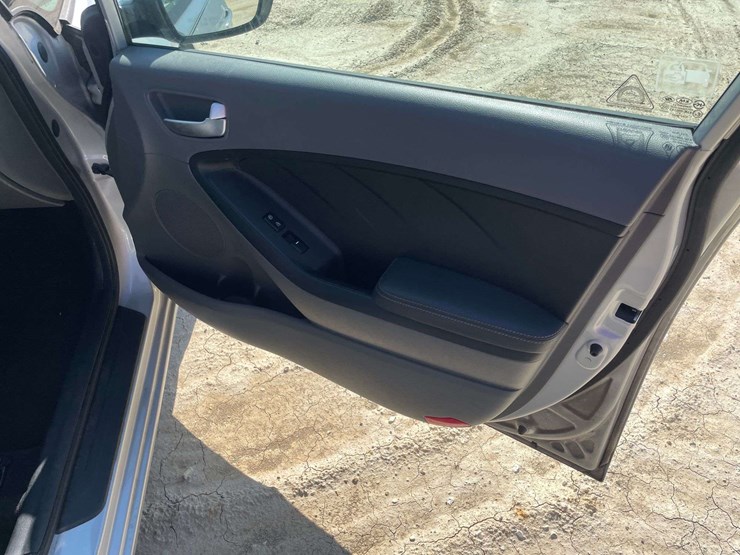 2017-kia-forte-4-door-sedan-(181,895-miles)-image-17