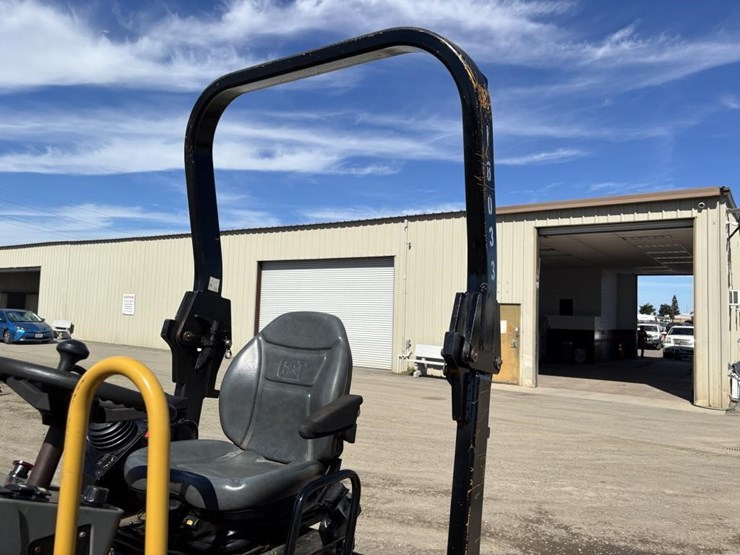 2013-caterpillar-cb22-image-17