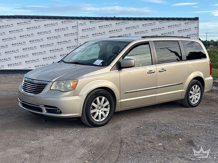 2014-chrysler-town-&-country-image-1