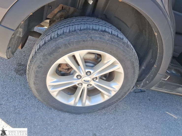 2016-ford-explorer-image-21