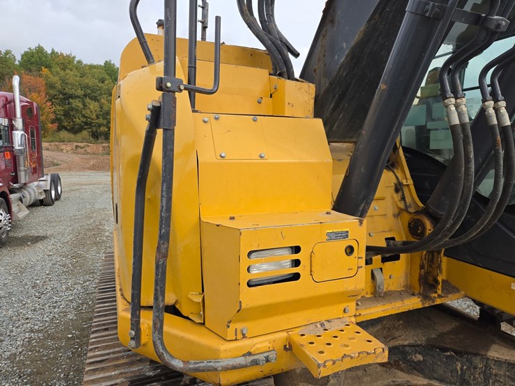2017-deere-245g-lc-image-25