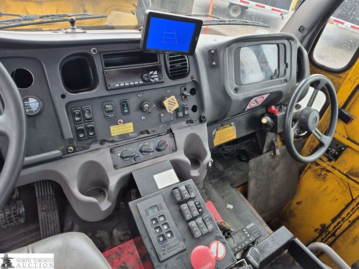 2018-freightliner-m2-106-image-15