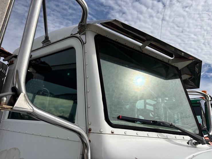 2007-peterbilt-335-image-16