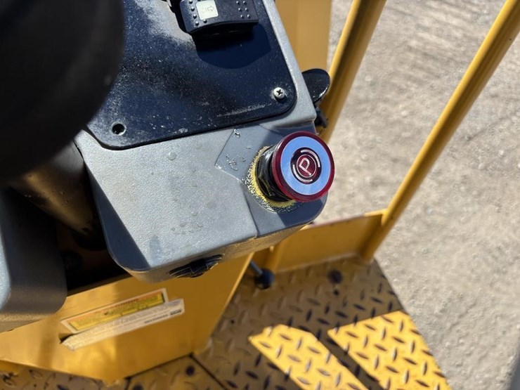 2013-caterpillar-cb22-image-22